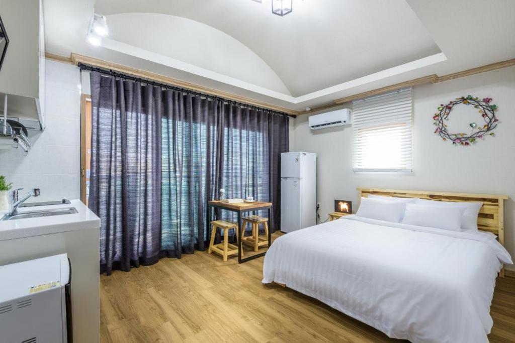 Romance Jeju Pension Экстерьер фото