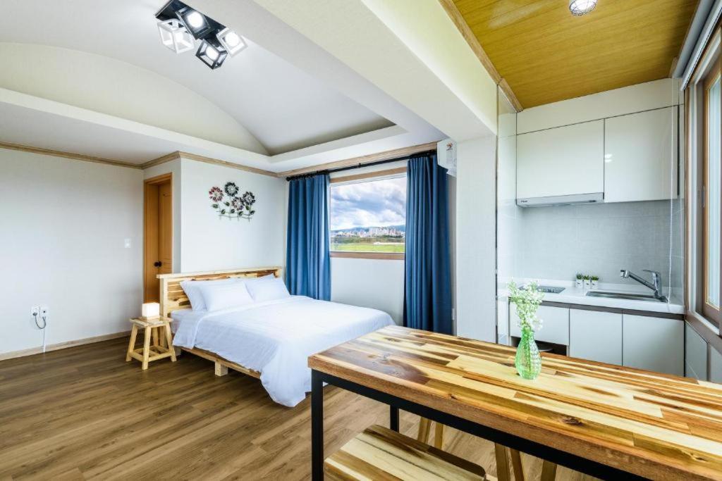 Romance Jeju Pension Экстерьер фото