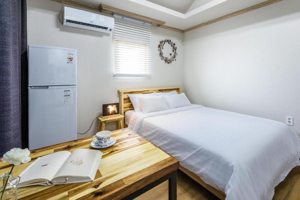 Romance Jeju Pension Экстерьер фото