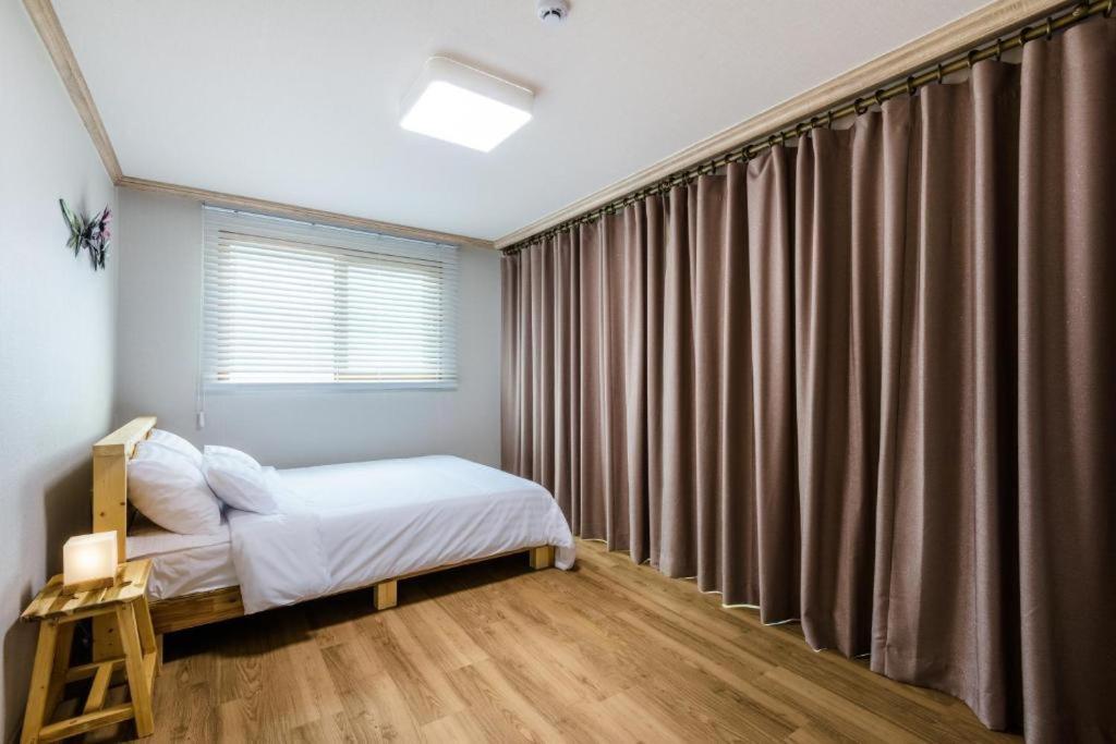 Romance Jeju Pension Экстерьер фото