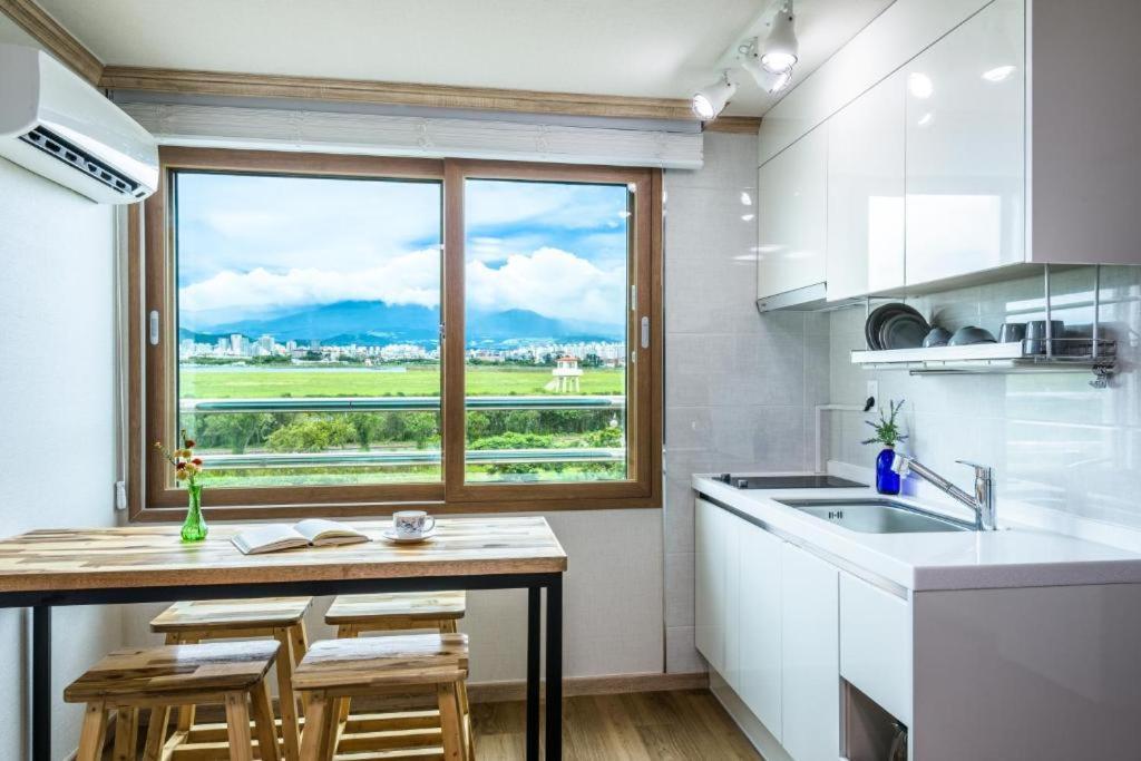 Romance Jeju Pension Экстерьер фото